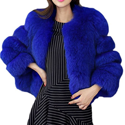 image d'une veste bleu en fourrure comme nicky minaj
