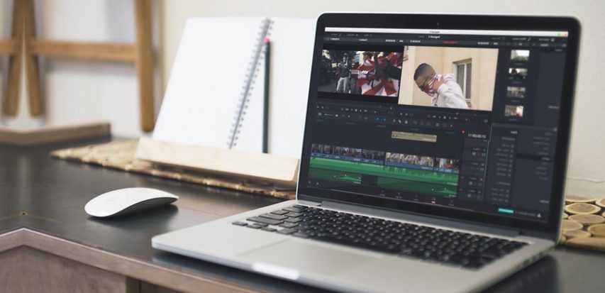 illustration d'un mac utilisant un logiciel de montage video